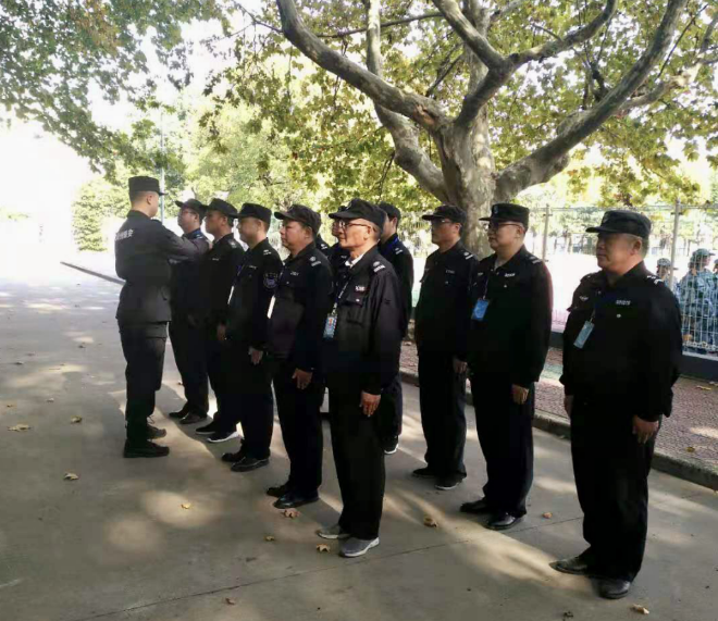 牢固樹立安全意識 筑牢校園安全防線--潤州保安公司組織江蘇科技大學(xué)全體保安隊員進行日常隊列訓(xùn)練