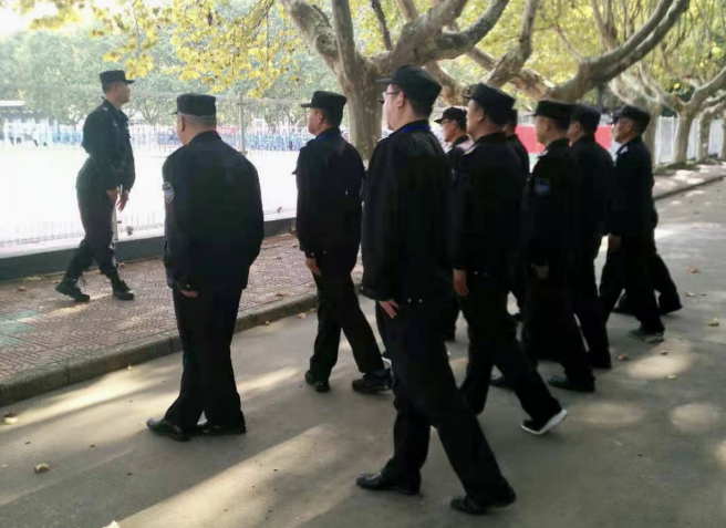 牢固樹立安全意識 筑牢校園安全防線--潤州保安公司組織江蘇科技大學(xué)全體保安隊員進行日常隊列訓(xùn)練
