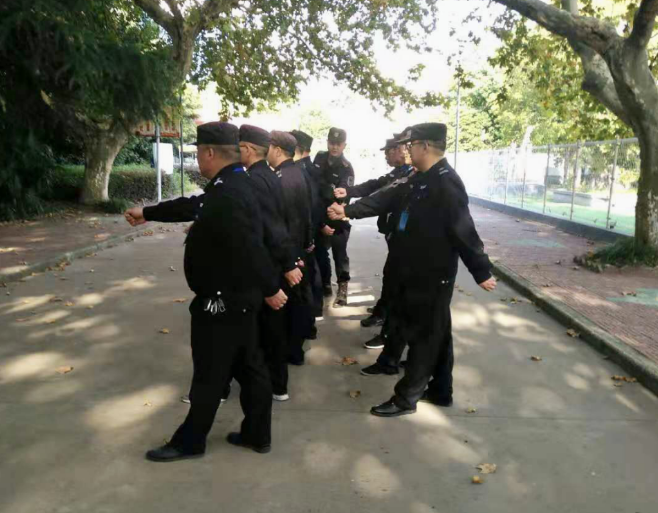 牢固樹立安全意識 筑牢校園安全防線--潤州保安公司組織江蘇科技大學(xué)全體保安隊員進行日常隊列訓(xùn)練