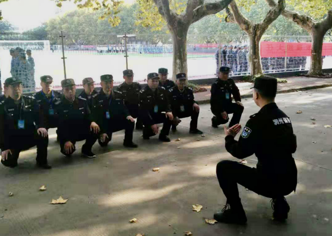 牢固樹立安全意識 筑牢校園安全防線--潤州保安公司組織江蘇科技大學(xué)全體保安隊員進行日常隊列訓(xùn)練