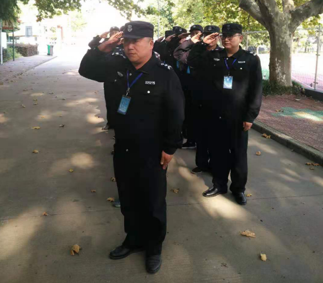 牢固樹立安全意識 筑牢校園安全防線--潤州保安公司組織江蘇科技大學(xué)全體保安隊員進行日常隊列訓(xùn)練