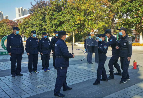 潤州保安公司組織江蘇省鎮(zhèn)江中學(xué)全體保安隊員進(jìn)行保安器材使用訓(xùn)練