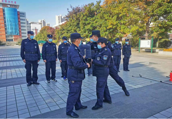 潤州保安公司組織江蘇省鎮(zhèn)江中學(xué)全體保安隊員進(jìn)行保安器材使用訓(xùn)練