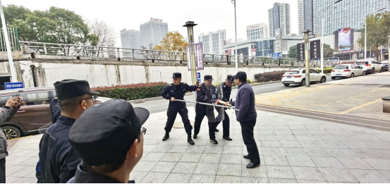 強化保安隊伍訓練 提升保衛(wèi)應急處置能力——潤州保安公司開展領誠廣場保安隊員防爆器械技能專項培訓