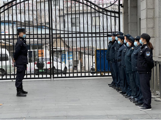 潤州保安公司組織鎮(zhèn)江崇實女子中學保安隊員進行隊列及防爆器械訓練