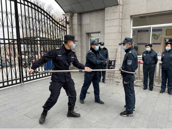 潤州保安公司組織鎮(zhèn)江崇實女子中學保安隊員進行隊列及防爆器械訓練