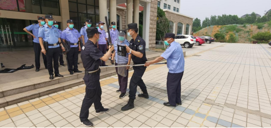 保障醫(yī)患平安--潤州保安公司對鎮(zhèn)江市第三人民醫(yī)院全體隊員進行反恐訓(xùn)練
