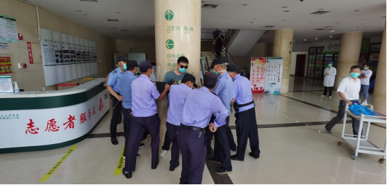 保障醫(yī)患平安--潤州保安公司對鎮(zhèn)江市第三人民醫(yī)院全體隊員進行反恐訓(xùn)練