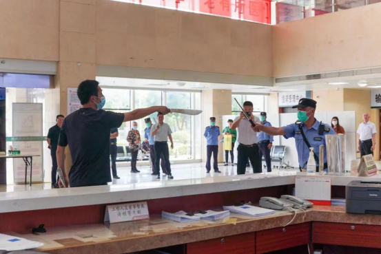 潤州保安聯(lián)合潤州公安分局“潤安”護盾急先鋒護衛(wèi)隊、鎮(zhèn)江市中西醫(yī)結合醫(yī)院開展應急突發(fā)事件演練